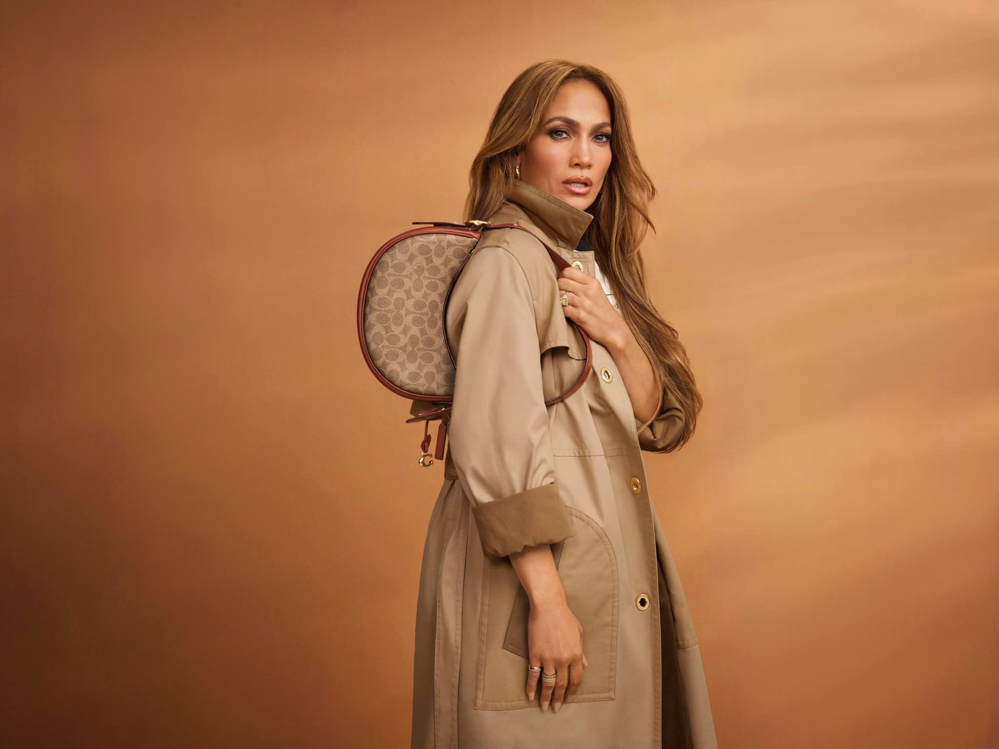 Coach comparte la magia navideña protagonizada por Jennifer Lopez